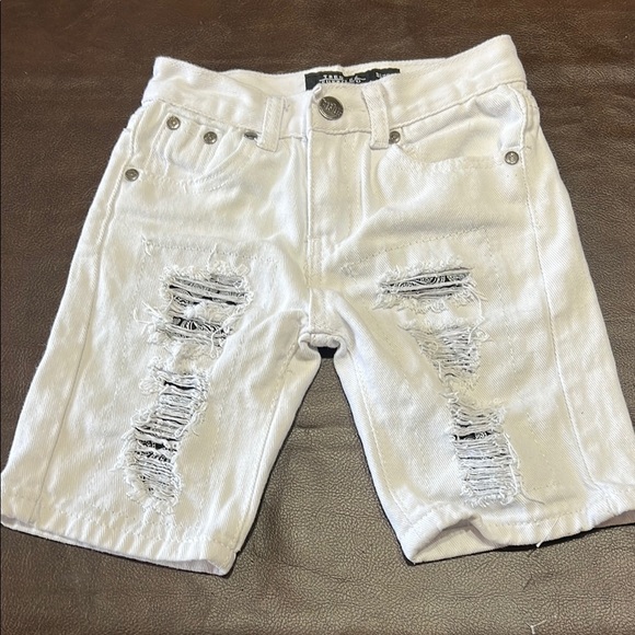 Trestyles Stylish White Distressed Kids Shorts. Size 5. - Picture 4 of 7
